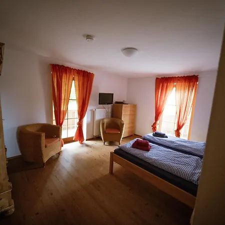 Haus Schwaenli Mit Kachelofen Und Sauna